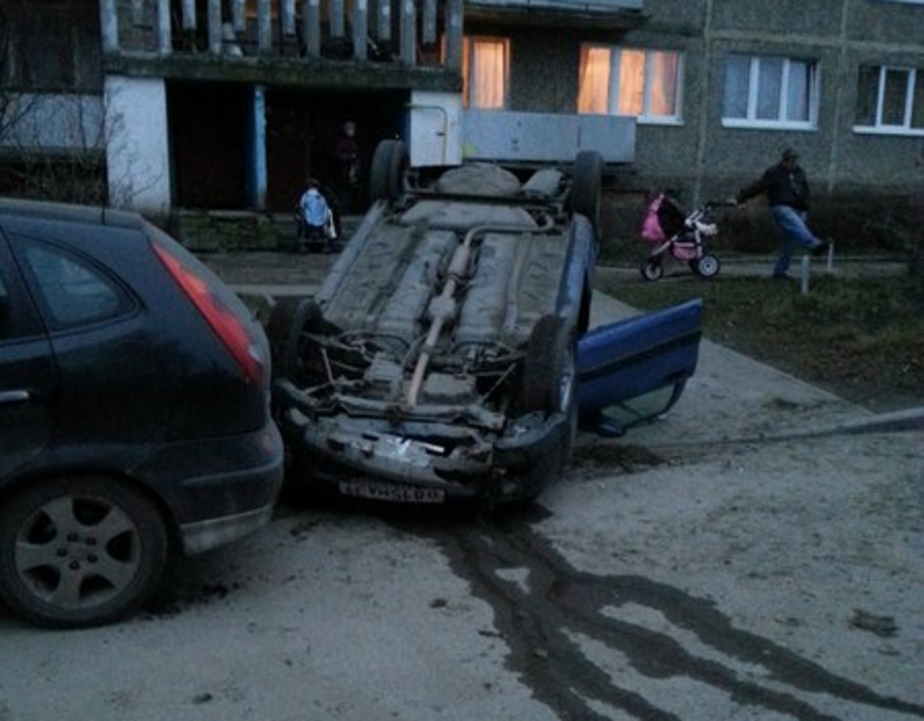 В кирове перевернулся автомобиль