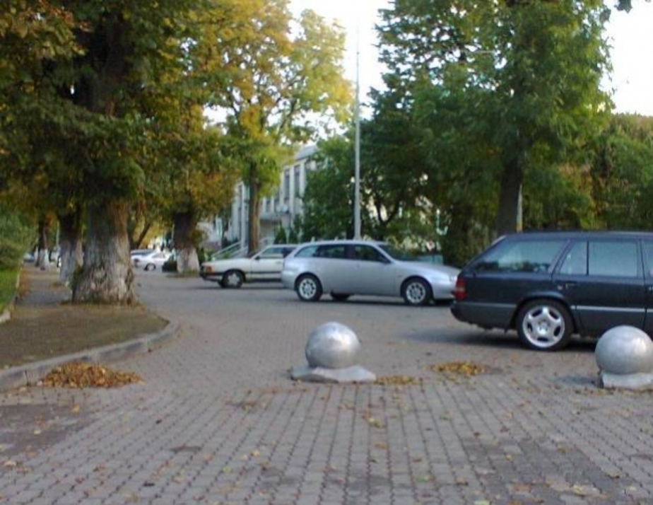 В Зеленоградске улица Крымская около администрации снова закрыта .