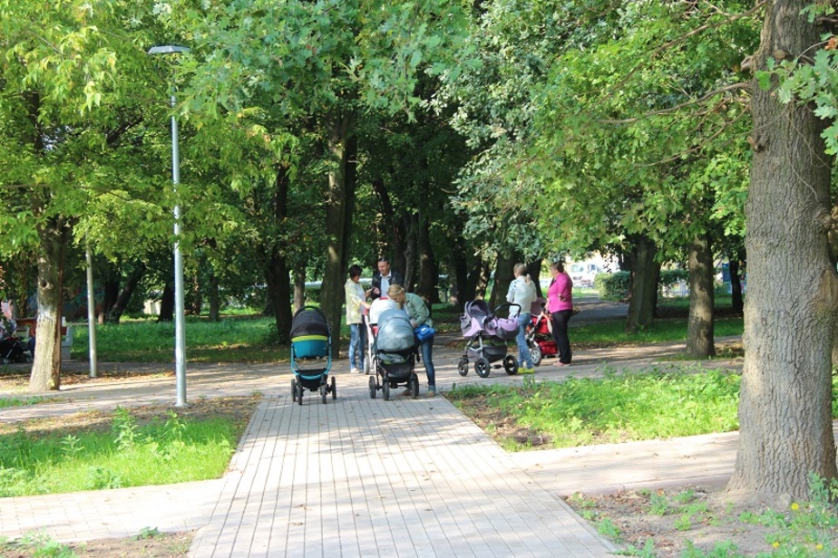 В парке поровну зеленых и синих скамеек