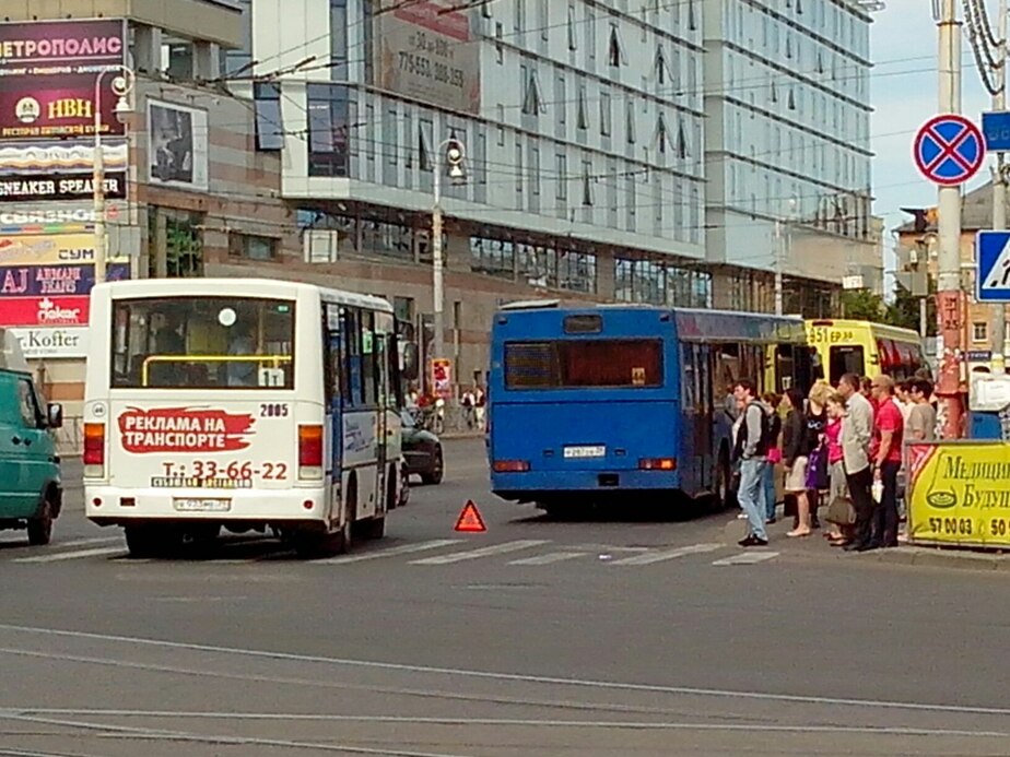 От этой остановки автобусы поворачивали направо к заводу а потом ехали по самым окраинным улицам