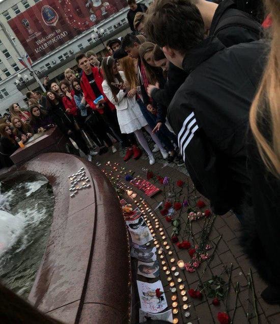 На площади Победы в Калининграде десятки школьников почтили память американского рэпера XXXTentacion - Новости Калининграда | Фото: очевидец На площади Победы в Калининграде десятки школьников почтили память американского рэпера XXXTentacion - Новости Калининграда | Фото: очевидец