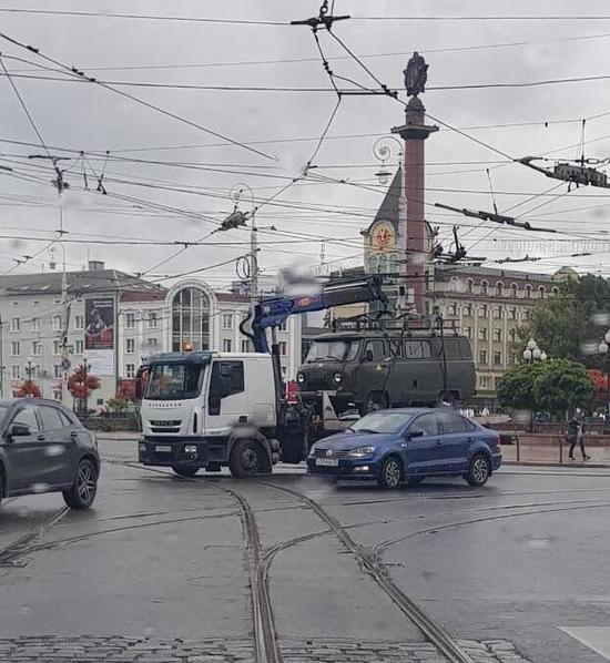 На площади Победы эвакуатор зацепил провода, остановились троллейбусы (фото) - Новости Калининграда | Фото: очевидец На площади Победы эвакуатор зацепил провода, остановились троллейбусы (фото) - Новости Калининграда | Фото: очевидец