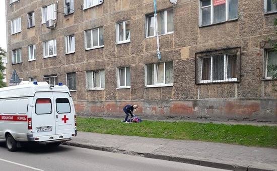 В больнице скончалась калининградка, спускавшаяся из окна третьего этажа по связанному белью - Новости Калининграда | Фото: очевидец В больнице скончалась калининградка, спускавшаяся из окна третьего этажа по связанному белью - Новости Калининграда | Фото: очевидец