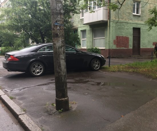 "Водитель, ты судак": Mercedes перегородил тротуар на ул. Чайковского - Новости Калининграда | Фото: очевидец "Водитель, ты судак": Mercedes перегородил тротуар на ул. Чайковского - Новости Калининграда | Фото: очевидец