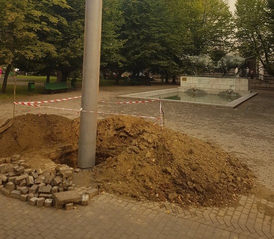 У корпуса КГТУ на проспекте Мира начали строительство автобусной остановки - Новости Калининграда | Фото: читатель "Клопс" У корпуса КГТУ на проспекте Мира начали строительство автобусной остановки - Новости Калининграда | Фото: читатель "Клопс"