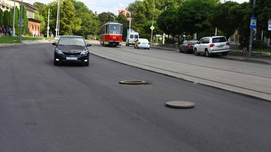 На проезжей части улицы Черняховского открыт канализационный люк (фото ...