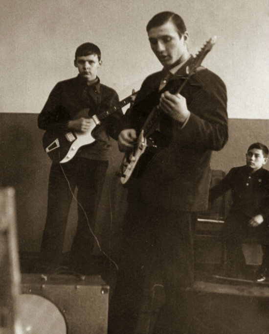 Борис Дриго (на заднем плане) гитарист на танцах в школе. 1967 год | Фото: личный архив Бориса Дриго Борис Дриго (на заднем плане) гитарист на танцах в школе. 1967 год | Фото: личный архив Бориса Дриго