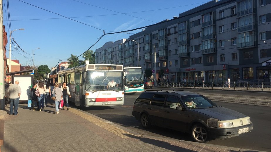 Автомобили на городских улицах фото