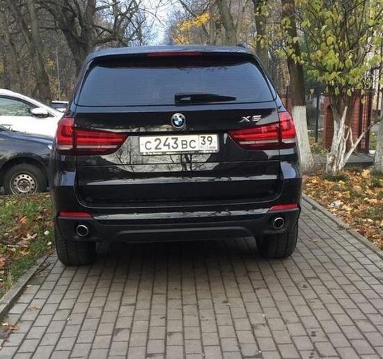 "Водитель, ты судак": внедорожник припарковался на тротуаре возле больницы на ул. Брамса - Новости Калининграда | Фото: очевидец "Водитель, ты судак": внедорожник припарковался на тротуаре возле больницы на ул. Брамса - Новости Калининграда | Фото: очевидец