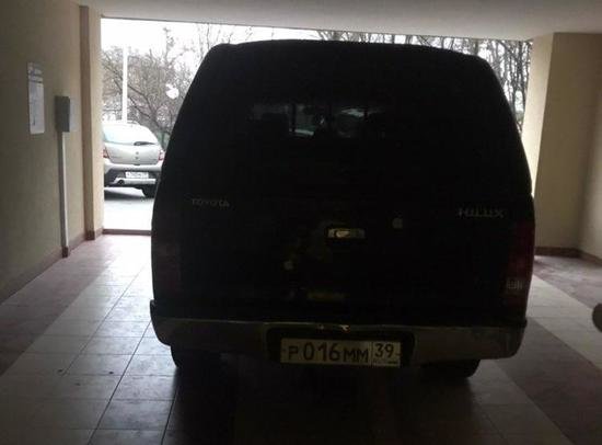 "Водитель, ты судак": на проспекте Победы внедорожник припарковали в подъезде жилого дома (фото) - Новости Калининграда | Фото: очевидец "Водитель, ты судак": на проспекте Победы внедорожник припарковали в подъезде жилого дома (фото) - Новости Калининграда | Фото: очевидец
