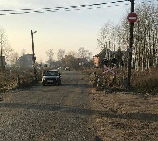 Сам себе гаишник: на ул. Нарвской закрыли популярный пешеходный переход - Новости Калининграда | Фото: очевидец Сам себе гаишник: на ул. Нарвской закрыли популярный пешеходный переход - Новости Калининграда | Фото: очевидец