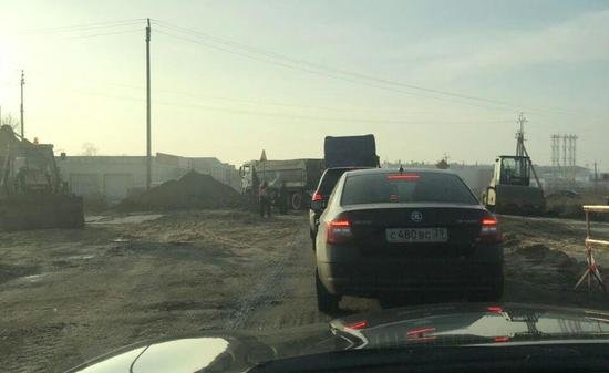 Сам себе гаишник: на ул. Нарвской закрыли популярный пешеходный переход - Новости Калининграда | Фото: очевидец Сам себе гаишник: на ул. Нарвской закрыли популярный пешеходный переход - Новости Калининграда | Фото: очевидец