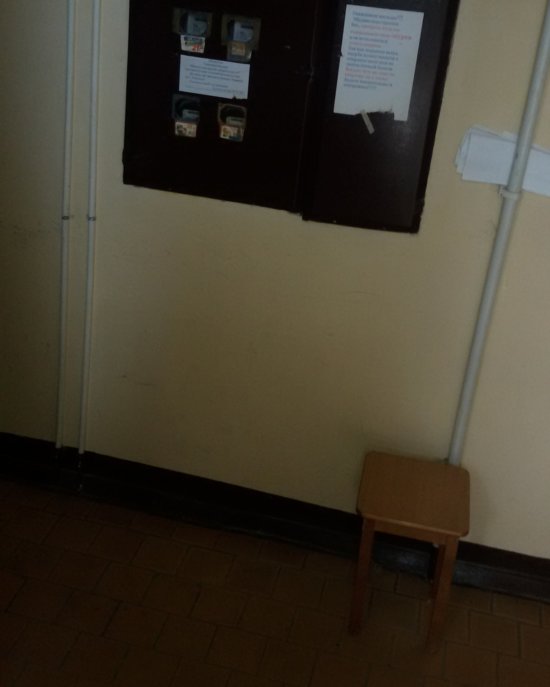 В подъезде с неработающим лифтом на Горького пенсионеры поставили пуфы для отдыха при подъёме на верхние этажи - Новости Калининграда | Фото: жительница дома Юлия В подъезде с неработающим лифтом на Горького пенсионеры поставили пуфы для отдыха при подъёме на верхние этажи - Новости Калининграда | Фото: жительница дома Юлия