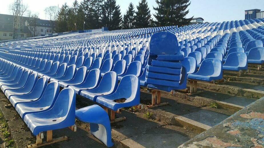 Производство пластиковых кресел для стадионов