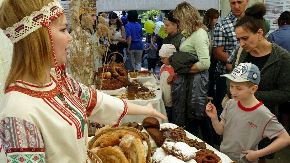 Подготовка к семейному празднику опишите фотографию