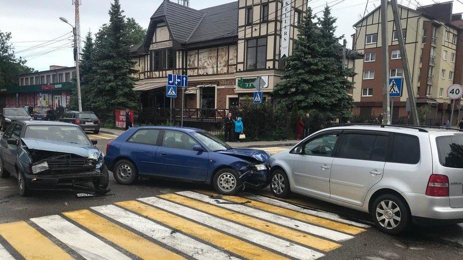 На пешеходном переходе в Чкаловске столкнулись три легковушки (фото) Регионы Сел