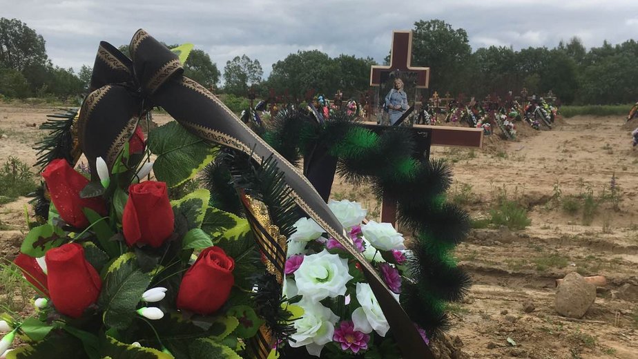 Подруги проводили в последний путь калининградку и её 12-летнего сына, чьи тела нашли в квартире месяц назад - Новости Калининграда | Фото: Ольга Семёнова Подруги проводили в последний путь калининградку и её 12-летнего сына, чьи тела нашли в квартире месяц назад - Новости Калининграда | Фото: Ольга Семёнова
