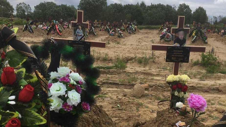 Подруги проводили в последний путь калининградку и её 12-летнего сына, чьи тела нашли в квартире месяц назад - Новости Калининграда | Фото: Ольга Семёнова Подруги проводили в последний путь калининградку и её 12-летнего сына, чьи тела нашли в квартире месяц назад - Новости Калининграда | Фото: Ольга Семёнова