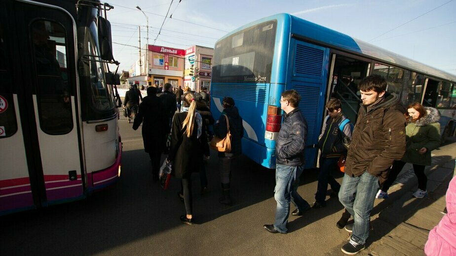 С конечной остановки одновременно выезжают по двум маршрутам автобусы первый возвращается каждые 45