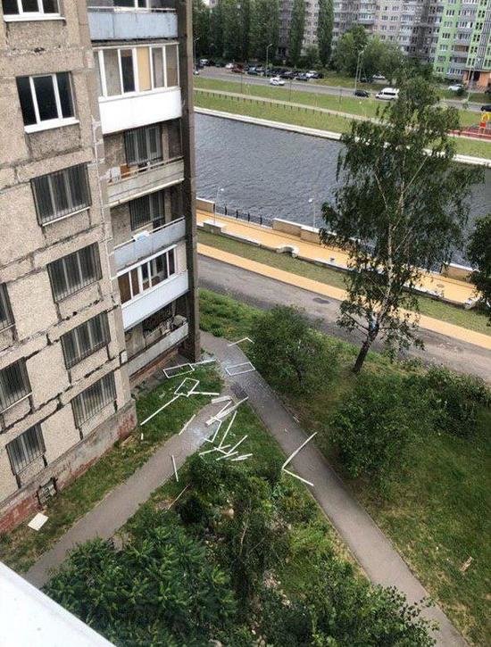 С восьмого этажа аварийного дома на Московском проспекте рухнуло балконное остекление - Новости Калининграда | Фото: очевидец С восьмого этажа аварийного дома на Московском проспекте рухнуло балконное остекление - Новости Калининграда | Фото: очевидец