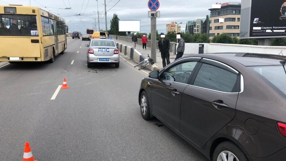 Автомобиль подрезал велосипедиста