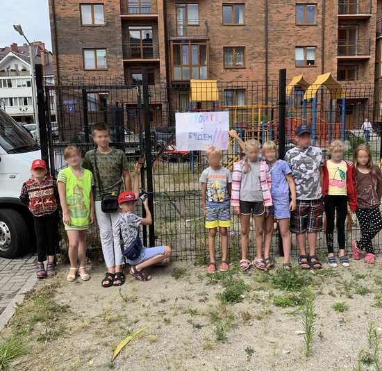 В Пионерском дети написали плакат с просьбой пустить их на игровую площадку, закрытую жильцами - Новости Калининграда | Фото: очевидец В Пионерском дети написали плакат с просьбой пустить их на игровую площадку, закрытую жильцами - Новости Калининграда | Фото: очевидец