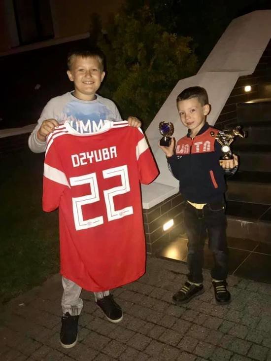 После матча с Казахстаном Дзюба подарил семилетнему калининградцу свою футболку (фото) - Новости Калининграда | Фото: Сергей Лютаревич / Facebook После матча с Казахстаном Дзюба подарил семилетнему калининградцу свою футболку (фото) - Новости Калининграда | Фото: Сергей Лютаревич / Facebook