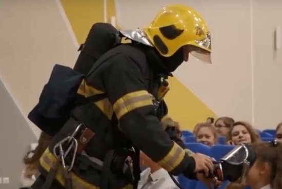 В самой большой школе Калининградской области прошли противопожарные учения - Новости Калининграда | Кадр видеозаписи В самой большой школе Калининградской области прошли противопожарные учения - Новости Калининграда | Кадр видеозаписи