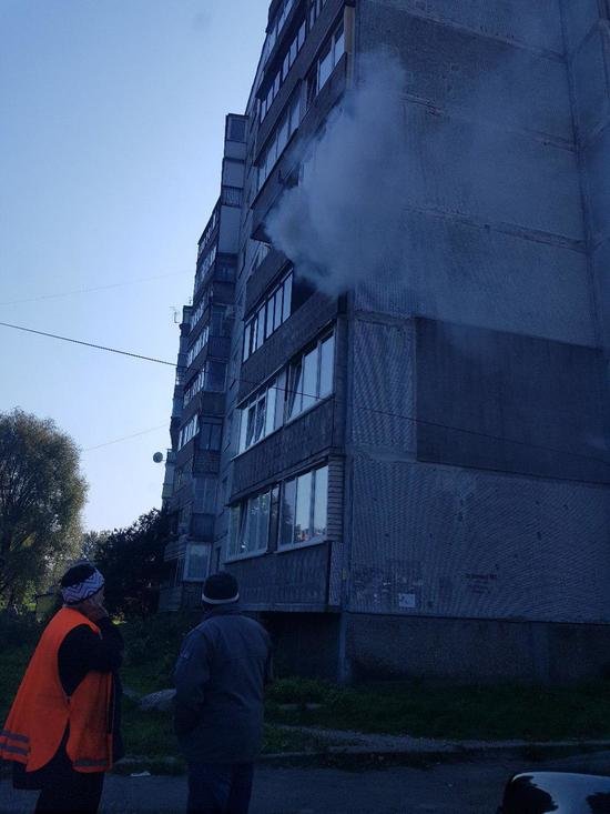 В Калининграде из горящей квартиры спасли мужчину - Новости Калининграда | Фото: очевидец В Калининграде из горящей квартиры спасли мужчину - Новости Калининграда | Фото: очевидец