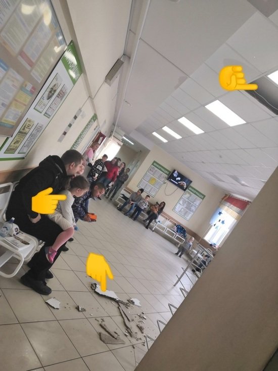 В детской поликлинике Гусева из-за протечки трубы отопления рухнула часть подвесного потолка - Новости Калининграда | Фото: очевидец В детской поликлинике Гусева из-за протечки трубы отопления рухнула часть подвесного потолка - Новости Калининграда | Фото: очевидец
