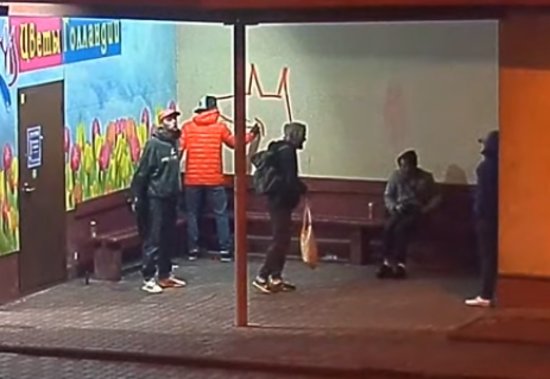 Калининградцы запустили флешмоб в поддержку граффитиста, который рисовал лису на остановке - Новости Калининграда | Кадр видеозаписи с камер "Безопасный город" Калининградцы запустили флешмоб в поддержку граффитиста, который рисовал лису на остановке - Новости Калининграда | Кадр видеозаписи с камер "Безопасный город"