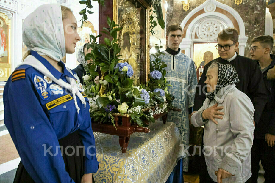 Можно ли ставить рядом с иконами фотографии умерших