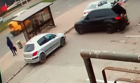 В Калининграде внедорожник BMW без водителя протаранил остановку (видео) - Новости Калининграда | Кадр видеозаписи В Калининграде внедорожник BMW без водителя протаранил остановку (видео) - Новости Калининграда | Кадр видеозаписи