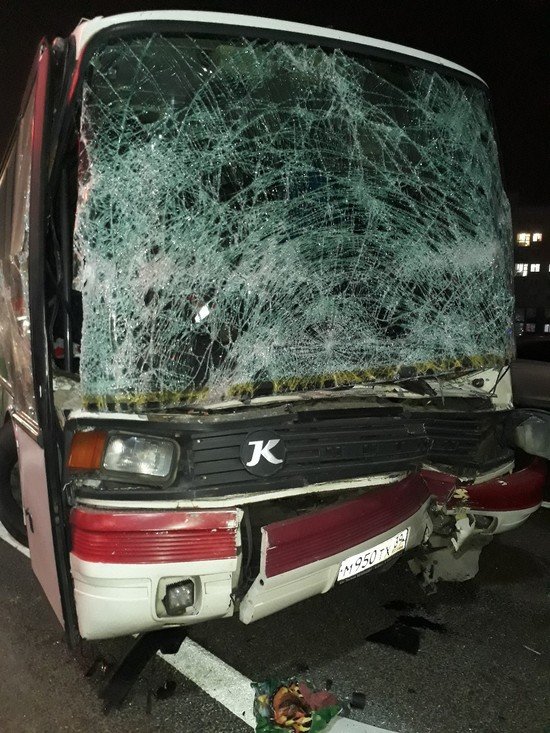 В Калининграде водитель автобуса попал в больницу после столкновения с легковушкой и экскаватором - Новости Калининграда | Фото: очевидец В Калининграде водитель автобуса попал в больницу после столкновения с легковушкой и экскаватором - Новости Калининграда | Фото: очевидец