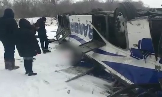 Опубликовано видео с места ДТП с автобусом в Забайкалье, в котором погибли 19 человек - Новости Калининграда | Кадр видеозаписи Опубликовано видео с места ДТП с автобусом в Забайкалье, в котором погибли 19 человек - Новости Калининграда | Кадр видеозаписи