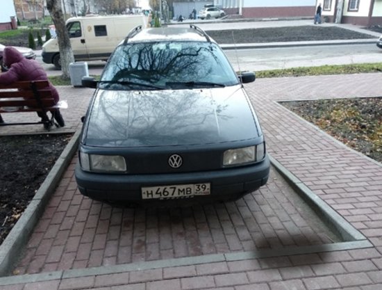 Volkswagen у входа в подъезд в п. Южном | Читатель "Клопс" Volkswagen у входа в подъезд в п. Южном | Читатель "Клопс"