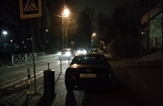 Audi на тротуаре по ул. Репина в Калининграде | Читатель "Клопс" Audi на тротуаре по ул. Репина в Калининграде | Читатель "Клопс"