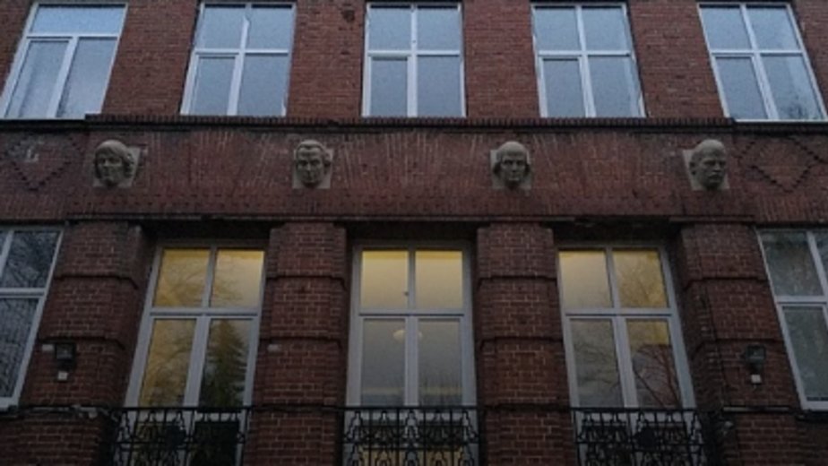 В Калининграде на фасад гимназии №1 вернули головы Коперника, Канта, Гердера и Коринта - Новости Калининграда | Фото: Иван Марков