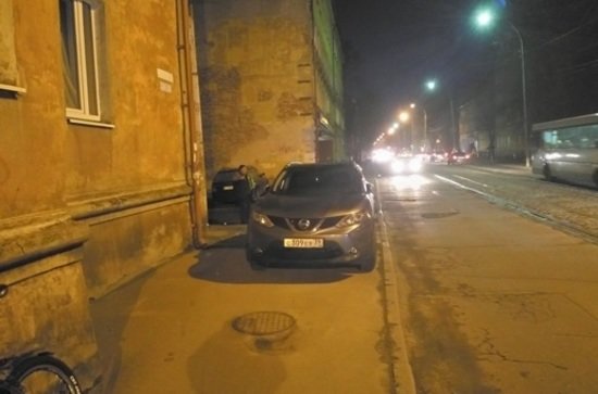 Nissan на тротурае по ул. Павлика Морозова | Фото: читатель "Клопс" Nissan на тротурае по ул. Павлика Морозова | Фото: читатель "Клопс"