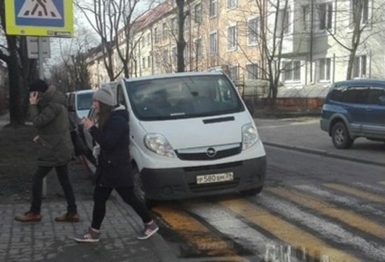 Микроавтобус рядом с пешеходным переходом на ул. Офицерской | Фото: читатель "Клопс" Микроавтобус рядом с пешеходным переходом на ул. Офицерской | Фото: читатель "Клопс"