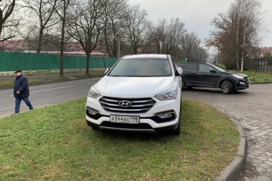 Hyundai на газоне на ул. Герцена | Фото: читатель "Клопс" Hyundai на газоне на ул. Герцена | Фото: читатель "Клопс"