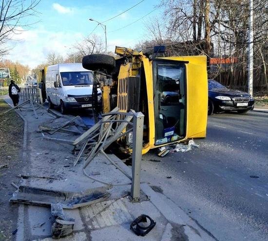 На ул. Суворова микроавтобус врезался в забор и перевернулся (фото) - Новости Калининграда | Фото: очевидец На ул. Суворова микроавтобус врезался в забор и перевернулся (фото) - Новости Калининграда | Фото: очевидец
