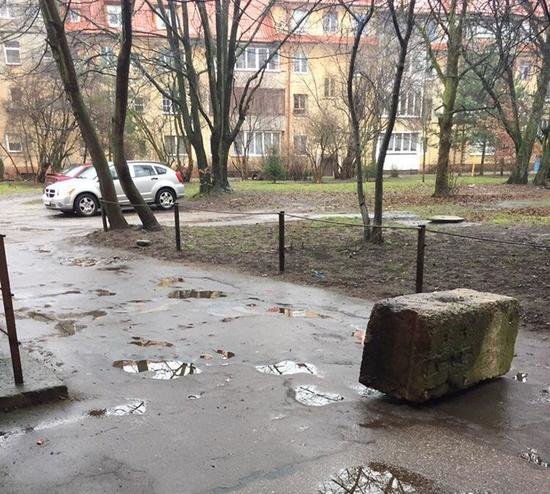 В Калининграде жители дома на ул. Карла Маркса закрыли камнем сквозной проезд через двор (фото) - Новости Калининграда | Фото: Константин Сериков В Калининграде жители дома на ул. Карла Маркса закрыли камнем сквозной проезд через двор (фото) - Новости Калининграда | Фото: Константин Сериков