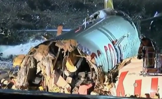 Число пострадавших при жёсткой посадке самолёта в Стамбуле выросло до 157, один человек погиб - Новости Калининграда | Кадр видеозаписи с места катастрофы Число пострадавших при жёсткой посадке самолёта в Стамбуле выросло до 157, один человек погиб - Новости Калининграда | Кадр видеозаписи с места катастрофы