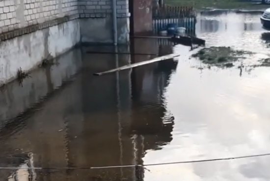 В Васильково после строительства велодорожки затопило жилой дом (видео) - Новости Калининграда | Кадр видеозаписи В Васильково после строительства велодорожки затопило жилой дом (видео) - Новости Калининграда | Кадр видеозаписи