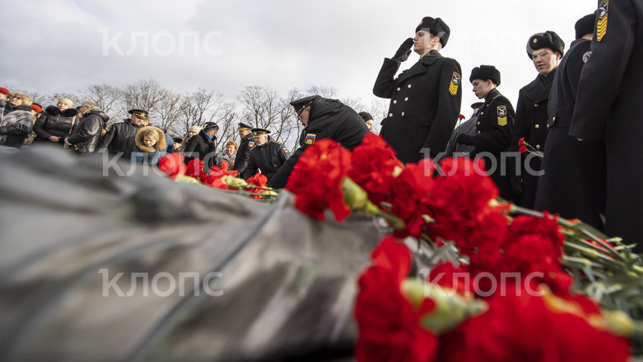 В Калининграде 23 февраля отметили возложением цветов к памятнику 1200 ...