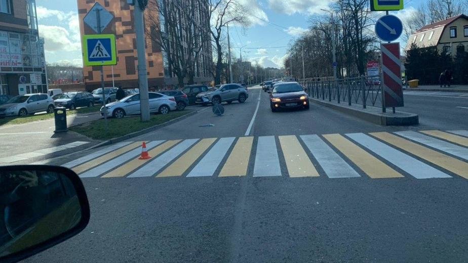 В Калининграде на "зебре" сбили женщину с ребёнком - Новости Калининграда | Фото: читатель "Клопс" В Калининграде на "зебре" сбили женщину с ребёнком - Новости Калининграда | Фото: читатель "Клопс"
