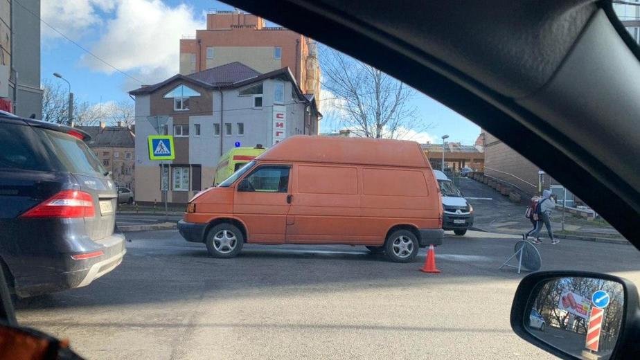 Сбитые на ул. Горького четырёхлетняя девочка и её мама находятся в тяжёлом состоянии - Новости Калининграда | Фото: "Клопс" Сбитые на ул. Горького четырёхлетняя девочка и её мама находятся в тяжёлом состоянии - Новости Калининграда | Фото: "Клопс"