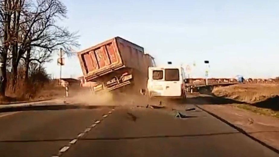 Момент аварии под Зеленоградском, где перевернулся песковоз, попал на ...
