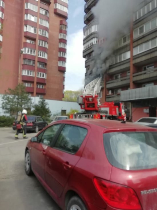 При пожаре из высотки на 9 Апреля эвакуировали 22 человека, пострадала пенсионерка (фото) - Новости Калининграда | Фото: очевидец При пожаре из высотки на 9 Апреля эвакуировали 22 человека, пострадала пенсионерка (фото) - Новости Калининграда | Фото: очевидец